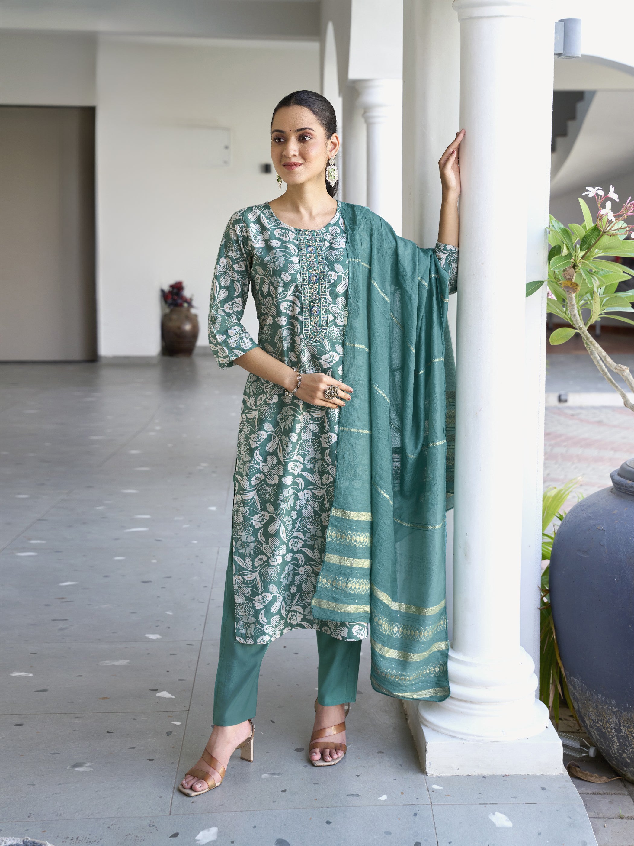 Riya Kamiz & Pant