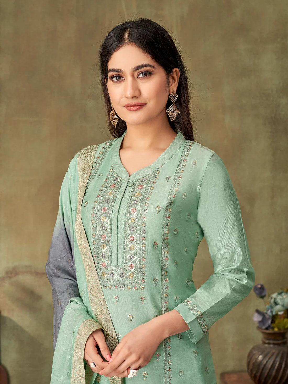 Ratna Kamiz &amp; Pant - Roop Darshan