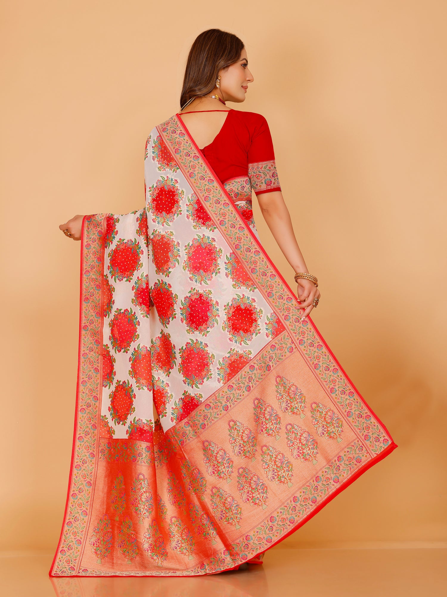 Saavi Saree