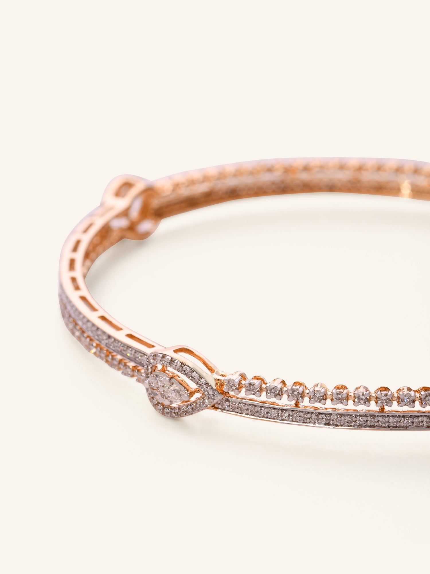 18ct Gold1 PC Dia Bangle NW 11.694 GMS 324 Dia 1.93ct - Roop Darshan