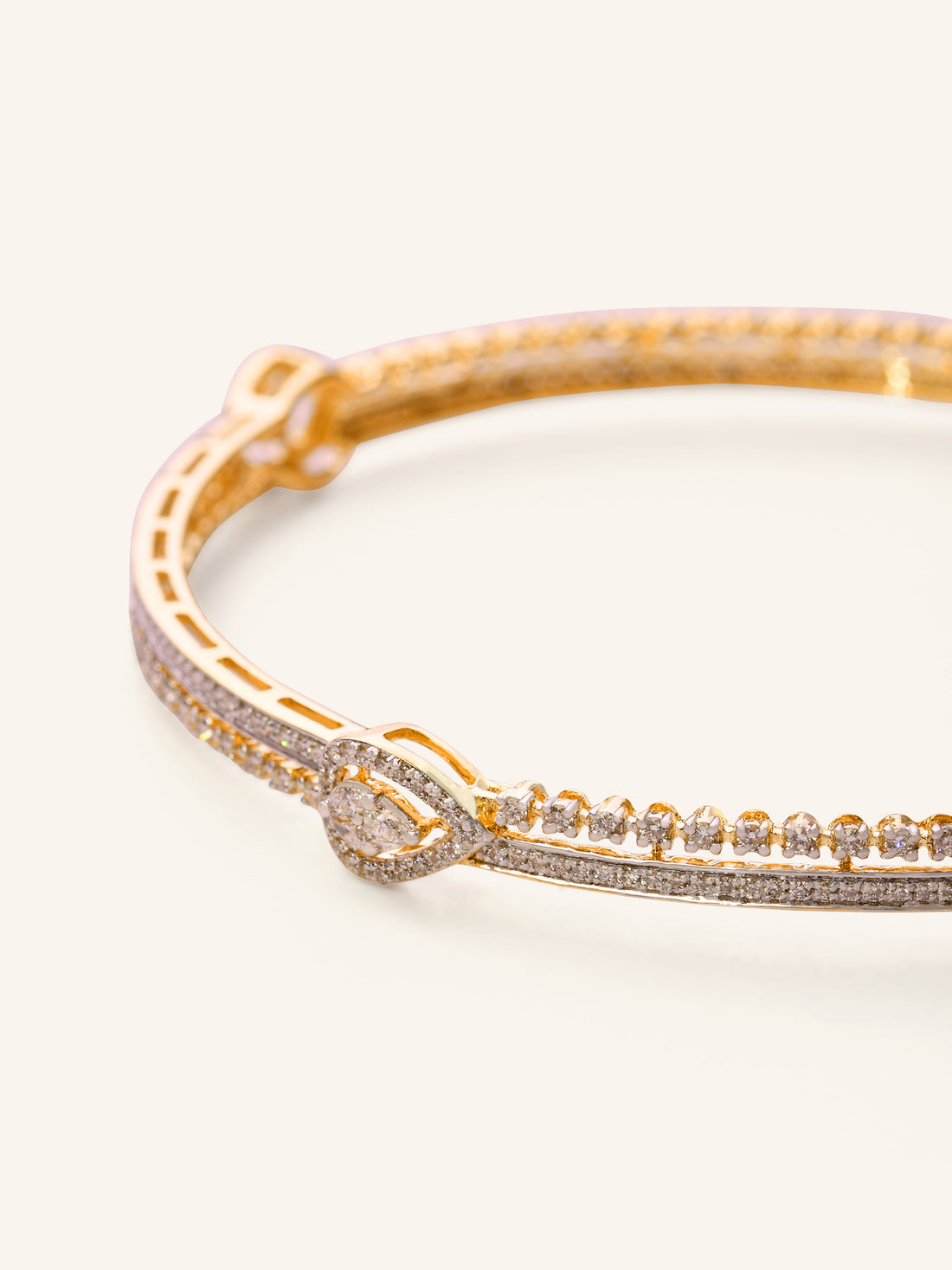 18ct Gold 1 Pc Diamond Bangle - Roop Darshan