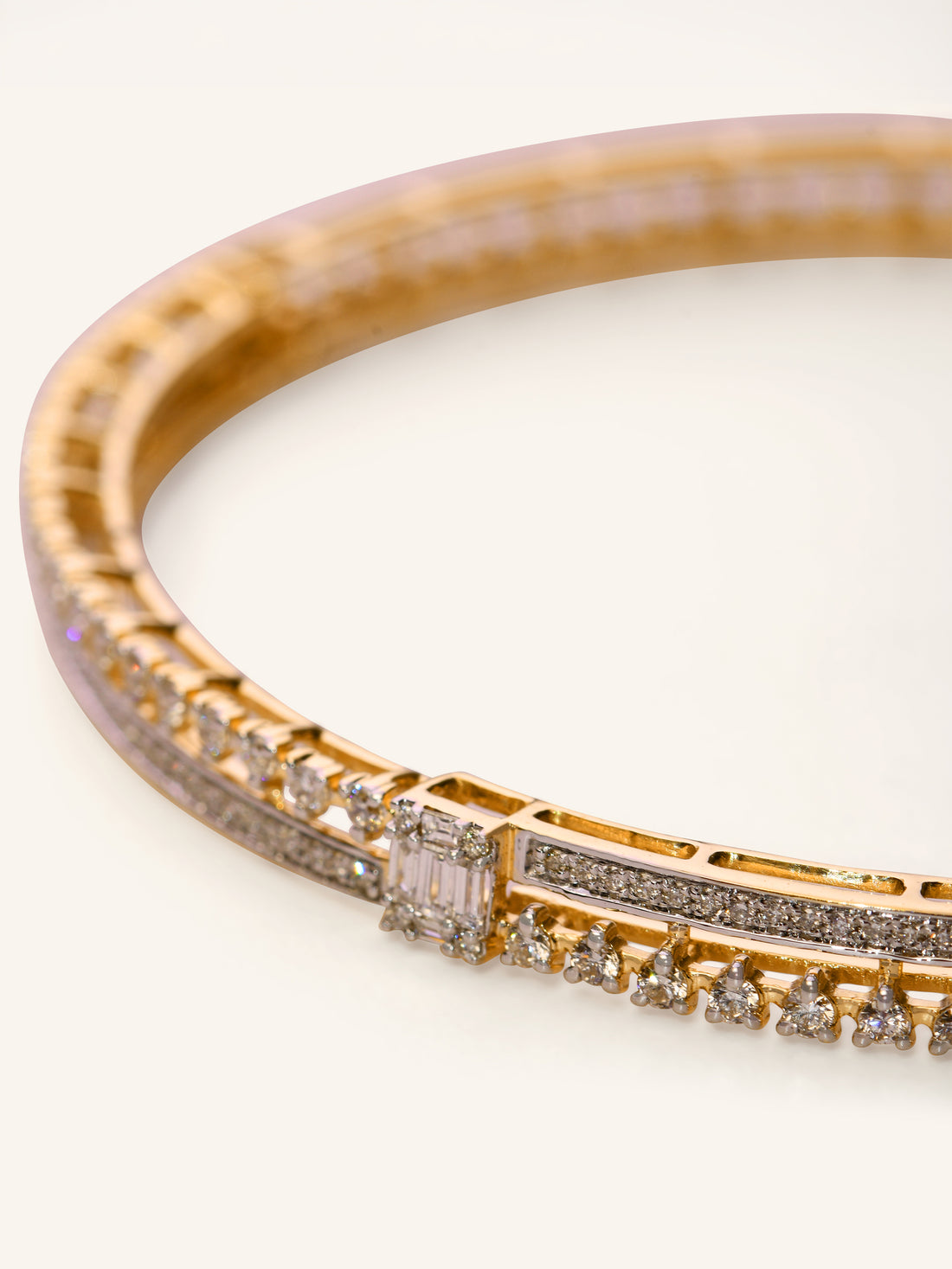 18ct Gold 1 Pc Diamond Bangle - Roop Darshan