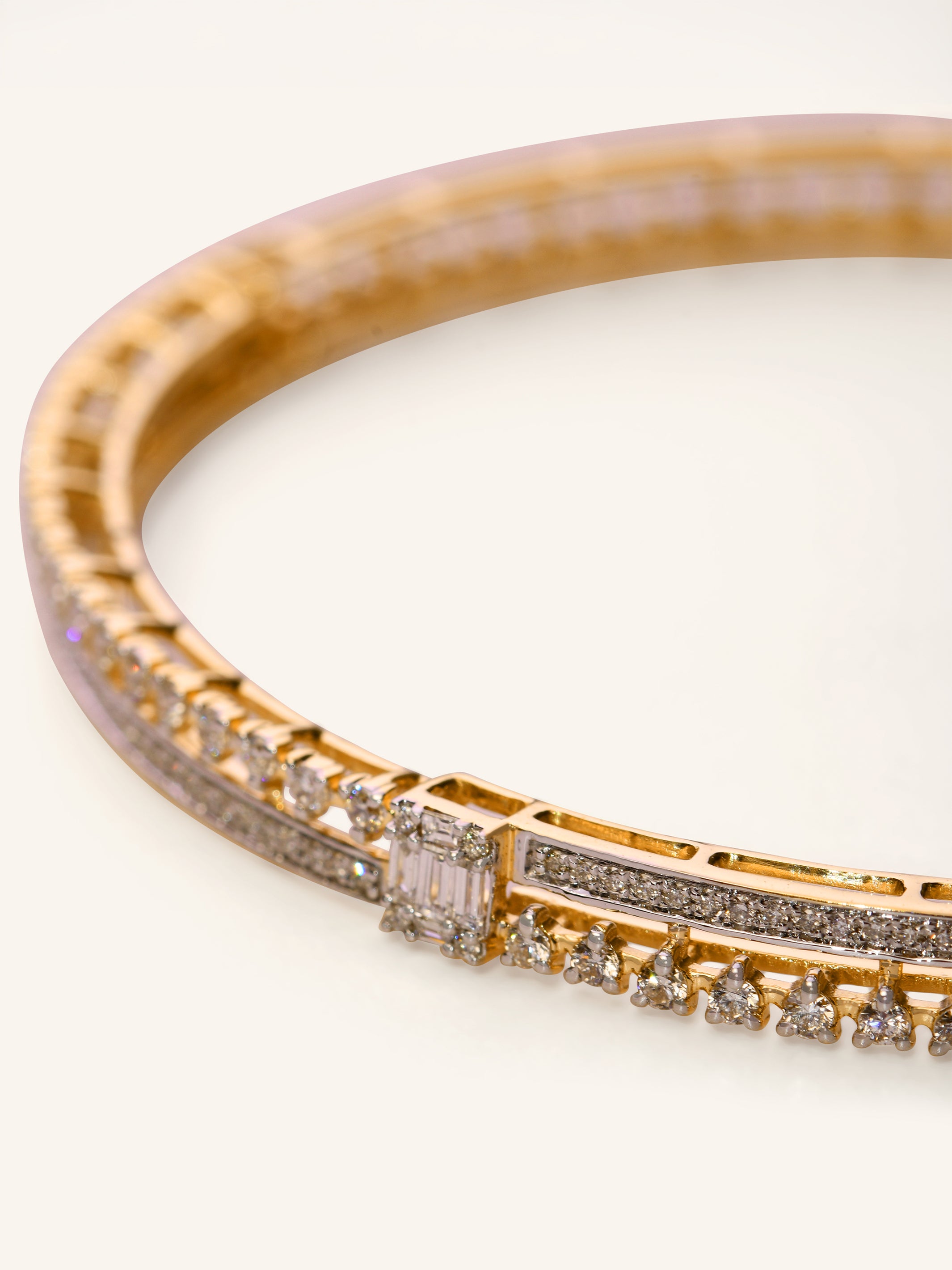 18ct Gold 1 Pc Diamond Bangle - Roop Darshan