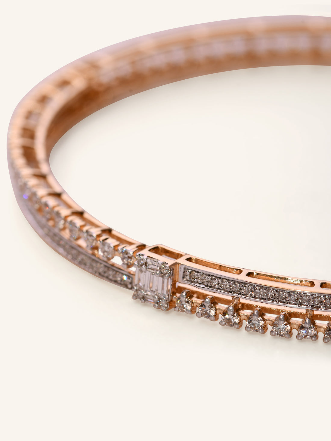 18ct Gold Dia Bangle 1 PC NW 10.692 GMS 284 Dia 2.29ct - Roop Darshan